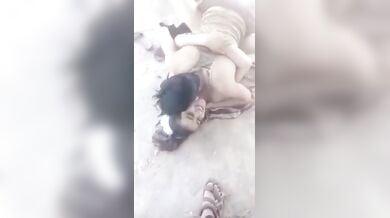 खुबसुरत जीएफ को जमीं पर चोदते दोस्त को फिल्माया