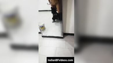 शीशे के सामने किया गर्लफ्रेंड की पीछे से चुदाई
