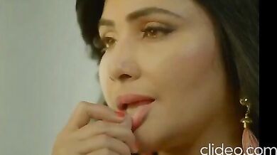 स्टूडेंट ने किया हॉट ट्यूशन टीचर से रोमांस!