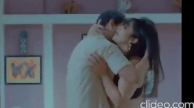 स्टूडेंट ने किया हॉट ट्यूशन टीचर से रोमांस!