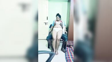 कुर्सी पे गर्लफ्रेंड को बिठा चूसे उसके बडे चूचियाँ