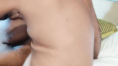 चुबी गर्लफ्रेंड को चोद उसकी मोटी गांड पे झाड़ा माल