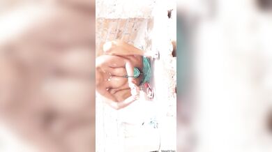 बड़े बड़े बूब्स वाली पडोसी औरत को नहाते देखा