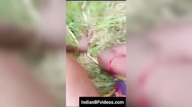 जवान लड़के ने चोदा गाँव की बिहारी ऑन्टी को खेत मे लेटाके