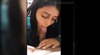 नटखट गर्लफ्रेंड ने चूसा बॉयफ्रेंड का टेढ़ा लंड