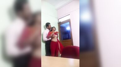 सरकारी ऑफिस में साहब ने सहकर्मी के निजी अंगों को छुआ