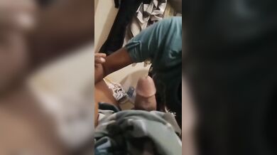 मल्लू कामवाली अपने मालिक को खुश कर देती है उसका लंड चूसके