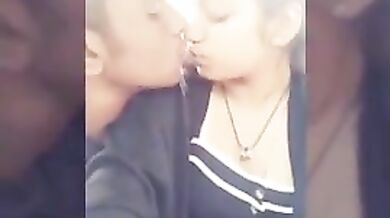 लवर्स ने की प्यारभरी किसिंग, बनाया सेल्फी वीडियो