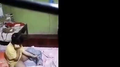 किरायेदार लड़की को वीडियो कॉल पर बीएफ को चूत दिखाते देखा