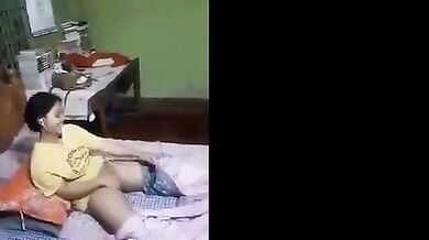 किरायेदार लड़की को वीडियो कॉल पर बीएफ को चूत दिखाते देखा