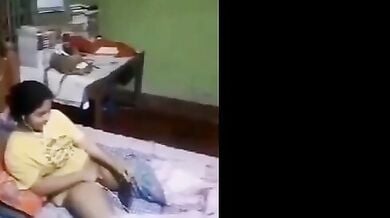 किरायेदार लड़की को वीडियो कॉल पर बीएफ को चूत दिखाते देखा