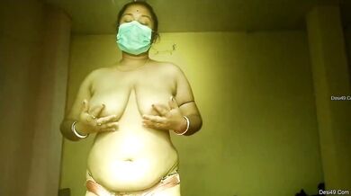 मास्क लगाई साउथ आंटी ने दिखाए बड़े बूब्स