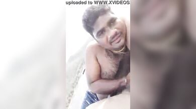 गाँव की नदी में नंगई करते पति पत्नी