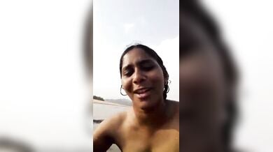 गाँव की नदी में नंगई करते पति पत्नी