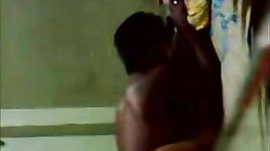 बिस्तर पर बीवी को नंगी कर चोदने में पति हुआ कामयाब