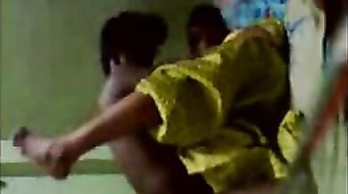 बिस्तर पर बीवी को नंगी कर चोदने में पति हुआ कामयाब