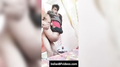 बेहद ही कामुक लड़की को उसका बॉयफ्रेंड गोदी मे उठा छोड़ रहा है