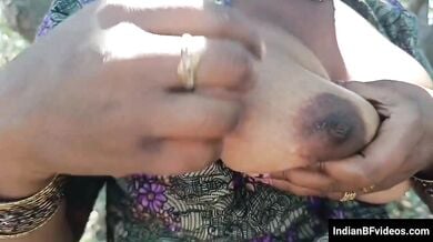 देहाती औरत ने बूब्स दबाकर निकाला दूध खुले में