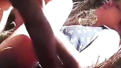 घोड़े के तबेले में लवर्स ने किया सेक्स