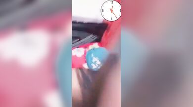 मोटी लड़की मोटी चुत मे मोटा डिल्डो डाल मास्टरबेशन कर रही है