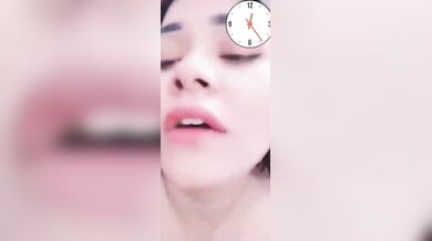 मोटी लड़की मोटी चुत मे मोटा डिल्डो डाल मास्टरबेशन कर रही है