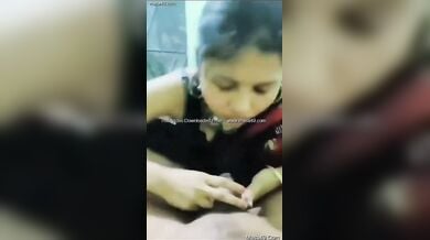 उतावलेपन से चाचा की लुंगी से लंड निकालकर हिलाते हुए चूसती भतीजी