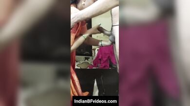 बॉस को डीप ब्लोजॉब देती साड़ी मे सजी ऑन्टी