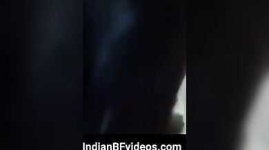 स्लिम बांग्लादेशी गर्लफ्रेंड की चिकनी चुत को चाटता लड़का