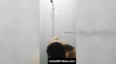 नंगी होकर अपनी कामवासना जगाती रिच गर्ल