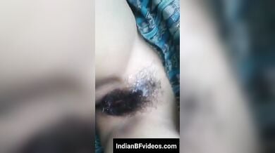 गाँव की शर्मीली गर्लफ्रेंड को चोद उसकी झाँटो वाली चुत मे झाड़ा माल