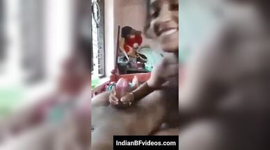 क्यूट साउथ इंडियन वाइफ ने हिलाकर चूसा मोटा लंड