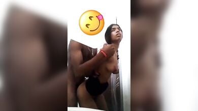 नुकीले स्तनों वाली स्लिम फिगर जीएफ की चुदाई