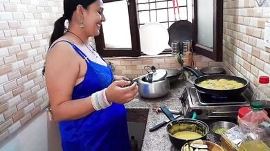 किचन मे शुरू हुई पूजा भाभी की चुदाई बैडरूम मे आके ख़तम हुई