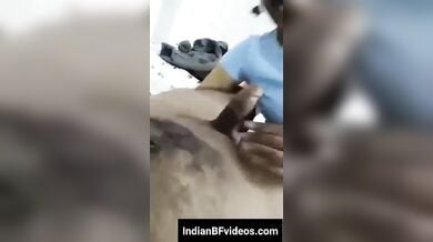 क्यूट कन्नडा लड़की ने दिया ब्लोजोब, फिर उतारे अपने कपडे