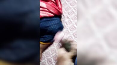 मुठ मारते हुए सोई माँ की गांड पे झाड़ा माल
