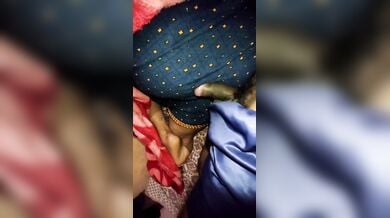मुठ मारते हुए सोई माँ की गांड पे झाड़ा माल