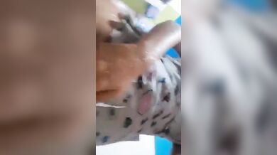 नहाते वक़्त चश्मिश लड़की ने अपनी फ्लेशी चूत को छुआ