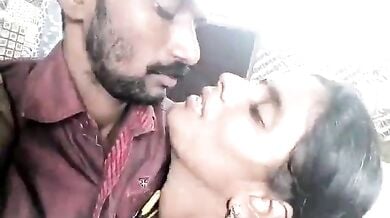 तेलंगाना वाली बीवी यार के किसिंग से हुई कामुक