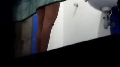 किरायेदार औरत को नंगी नहाते हुए देखा