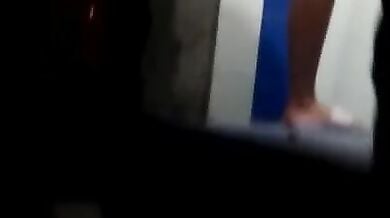 किरायेदार औरत को नंगी नहाते हुए देखा