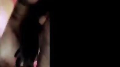 वीडियो कॉल पर एक दूसरे को देखकर हस्तमैथुन करते लवर्स