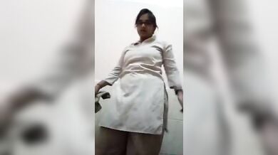 कॉलेज वाशरूम में लड़की ने बनाया न्यूड वीडियो