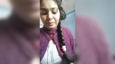 शादी से पहले वर्जिन चूत और एसहोल दिखाती लड़की