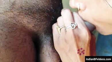 लाल सारी मे सजी गाँव भाभी की साड़ी उठाके चोदा