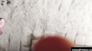 लाल सारी मे सजी गाँव भाभी की साड़ी उठाके चोदा