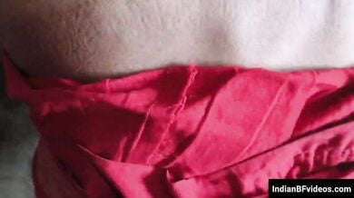 लाल सारी मे सजी गाँव भाभी की साड़ी उठाके चोदा