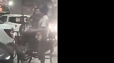 सब्जी वाला, रिक्शावाला इनके लंड हिलाकर देती अच्छी घर की औरतें