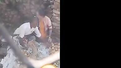 सब्जी वाला, रिक्शावाला इनके लंड हिलाकर देती अच्छी घर की औरतें