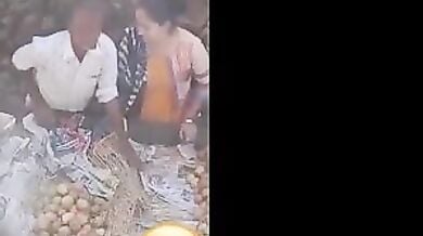 सब्जी वाला, रिक्शावाला इनके लंड हिलाकर देती अच्छी घर की औरतें