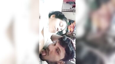 गर्लफ्रेंड के बूब्स और होठों को चूसने के बाद मिला हैंडजॉब